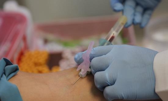 Un hombre realizandose las pruebas del VIH. EFE/Archivo