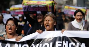 Mujeres, activistas por los derechos de la mujer, colectivos feministas y otros participan en una marcha por el Día de la No violencia contra la mujer en el centro de Lima (Perú). EFE/Archivo