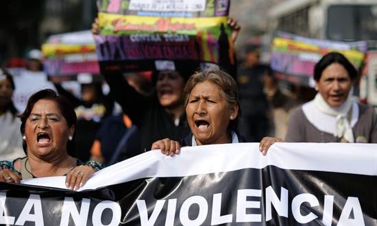 Mujeres, activistas por los derechos de la mujer, colectivos feministas y otros participan en una marcha por el Día de la No violencia contra la mujer en el centro de Lima (Perú). EFE/Archivo