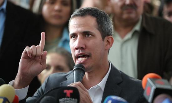 El líder opositor Juan Guaidó participa durante una rueda de prensa este martes, luego de una reunión con sindicatos y empleados del sector público para tomar nuevas acciones en su empeño por sacar del poder a Nicolás Maduro, en la sede del Colegio de Ingenieros de Caracas (Venezuela). EFE