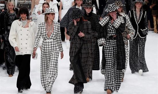 Entre cabañas de madera y un decorado de nieve y montañas blancas, Chanel dedicó un último adiós a Karl Lagerfeld en el Grand Palais de París, dos semanas después de su muerte, con un desfile emotivo que contó con algunas de sus musas, como Cara Delevingne o la actriz Penélope Cruz.