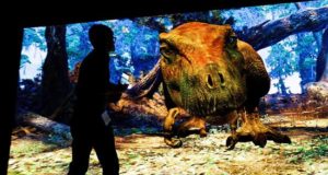 Un hombre interactúa con un Tyrannosaurus rex virtual, este martes como parte de una nueva exhibición en el Museo Americano de Historia Natural llamada "T. Rex: The Ultimate Predator", en Nueva York, Nueva York (EE. UU.). EFE