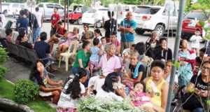 Un grupo de personas recibía asistencia médica a las afueras de un centro de evacuación, tras el terremoto de 5,1 que se registró en la isla filipinas de Ormoc, en agosto 2017. EFE/Archivo
