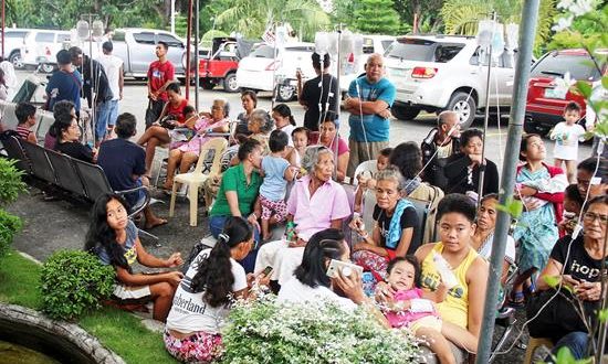 Un grupo de personas recibía asistencia médica a las afueras de un centro de evacuación, tras el terremoto de 5,1 que se registró en la isla filipinas de Ormoc, en agosto 2017. EFE/Archivo