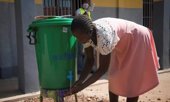 Una mjer se lava las manos para evitar enfermar con ébola en Mbandaka, al norte de la República Democrática del Congo. EFE/Archivo