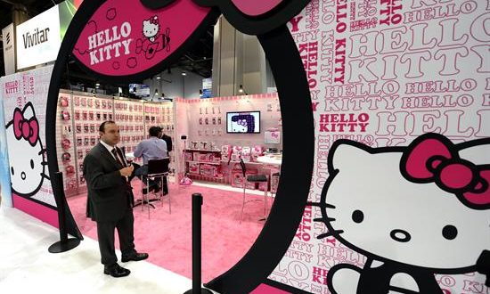 Un hombre delante de un stand de Hello Kitty en la feria de tecnología CES de Las Vegas en EE.UU. EFE/Archivo