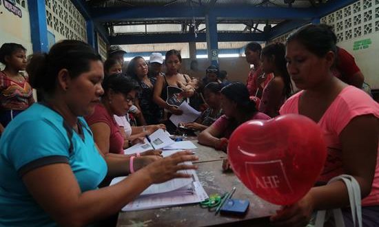 Fotografía tomada el 05 de marzo del 2019, Miembros de la comunidad participan en una campaña de salud durante la inauguración del bote de la organización estadounidense AHF (AIDS Healthcare Foundation), que inició su primer recorrido oficial en la ciudad de Iquitos, en la región selvática de Loreto, oriente peruano. EFE
