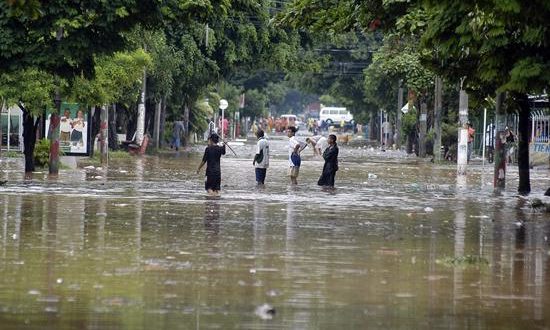 El SNGRE informó de que 98 milímetros de precipitaciones cayeron solo sobre Manta desde las 04.00 hasta las 08.00 de la mañana de este jueves. EFE/Archivo
