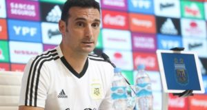 El seleccionador argentino, Lionel Scaloni, consideró este jueves que es una "señal buenísima" que Lionel Messi haya decidido aceptar la invitación a la convocatoria para los dos próximos amistosos de la Albiceleste, con la que no jugaba desde el pasado Mundial de Rusia. "En la fecha FIFA a un montón le gustaría descansar y él prefiere venir", dijo Scaloni en la rueda de prensa posterior al anuncio de la lista de Argentina para sus dos próximos partidos, el 22 de marzo contra Venezuela en Madrid y el 26 de marzo en Tánger contra Marruecos.