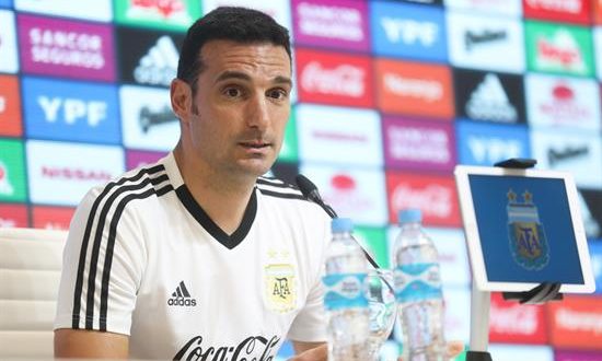 El seleccionador argentino, Lionel Scaloni, consideró este jueves que es una "señal buenísima" que Lionel Messi haya decidido aceptar la invitación a la convocatoria para los dos próximos amistosos de la Albiceleste, con la que no jugaba desde el pasado Mundial de Rusia. "En la fecha FIFA a un montón le gustaría descansar y él prefiere venir", dijo Scaloni en la rueda de prensa posterior al anuncio de la lista de Argentina para sus dos próximos partidos, el 22 de marzo contra Venezuela en Madrid y el 26 de marzo en Tánger contra Marruecos.
