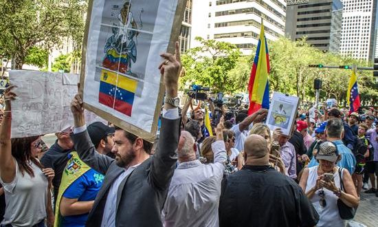 En una audiencia en el Senado, el enviado especial de Estados Unidos para Venezuela, Elliott Abrams, aseguró hoy que la posibilidad de otorgar el TPS a los venezolanos "está bajo consideración". EFE/Archivo