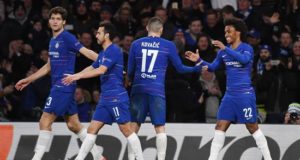 El jugador Willian (d) de Chelsea celebra la anotación de un gol, este jueves, durante un partido de la Liga Europa entre Chelsea y Dinamo de Kiev, en Londres (R.Unido). EFE