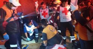 Socorristas de la Cruz Roja Mexicana, protección Civil y el Ejército Mexicano continuaban hoy viernes, con el rescate de cuerpos en el sitio donde al menos 25 migrantes centroamericanos murieron y 29 resultaron heridos al volcarse el camión en el que viajaban en la carretera Ixtapa-Soyaló, informó la Fiscalía del estado mexicano de Chiapas, fronterizo con Guatemala. EFE/Stringer/ MEJOR CALIDAD DISPONIBLE