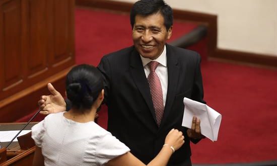 El congresista de oposición Moisés Mamani (d). EFE/Archivo