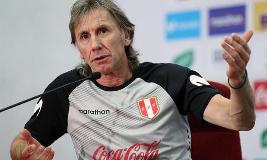 Fotografía cedida por la Federación Peruana de Fútbol que muestra a argentino Ricardo Gareca, entrenador de la selección peruana de fútbol, durante una conferencia de prensa este viernes en Lima (Perú). EFE/ Raúl Sifuentes/Cortesía Federación Peruana de Fútbol