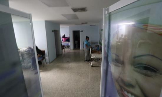 El apagón masivo que se registra en Venezuela y que ya lleva más de 24 horas ha dejado aún más en evidencia la crisis de los hospitales, pues según usuarios de algunos centros de salud públicos de Caracas las emergencias estaban restringidas y varios nosocomios tenían sus puertas cerradas.