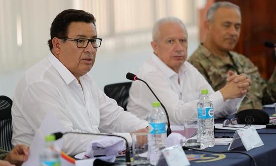 El ministro de Defensa de Perú, José Huerta (i), habla. EFE/Archivo
