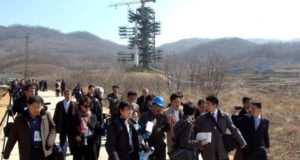 Varios periodistas visitan una base de lanzamientos de misiles norcoreana. EFE/Archivo