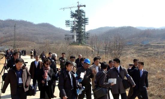 Varios periodistas visitan una base de lanzamientos de misiles norcoreana. EFE/Archivo