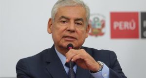 El saliente presidente del Consejo de Ministros de Perú, César Villanueva, da un balance de su gestión durante una rueda de prensa este sábado en Lima (Perú). EFE