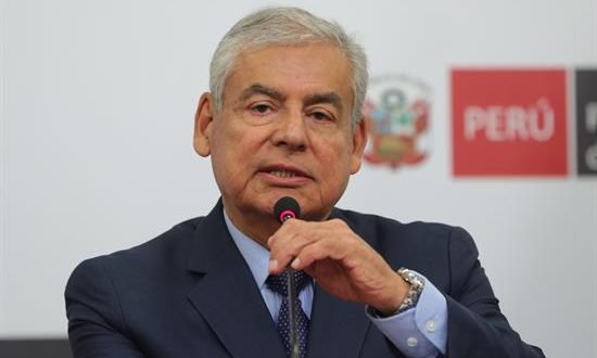 El saliente presidente del Consejo de Ministros de Perú, César Villanueva, da un balance de su gestión durante una rueda de prensa este sábado en Lima (Perú). EFE
