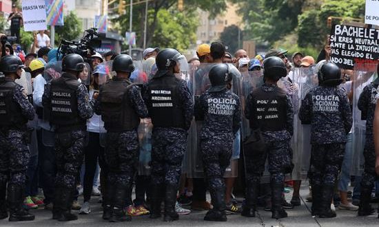 Una concentración opositora en Caracas que fue convocada por el jefe del Parlamento, Juan Guaidó, reconocido como presidente encargado de Venezuela por una cincuentena de países, fue disuelta este sábado con gases lacrimógenos por la Policía Nacional Bolivariana (PNB).