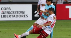 En la imagen, el futbolista Alexander Succar (i) del Sporting Cristal. EFE/Archivo