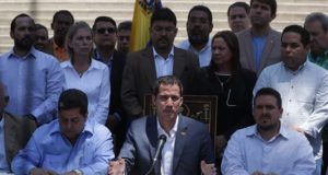 El jefe del Parlamento, Juan Guaidó (c), habla durante una rueda de prensa este domingo en el Palacio Federal Legislativo, sede de la Asamblea Nacional, en Caracas (Venezuela). EFE