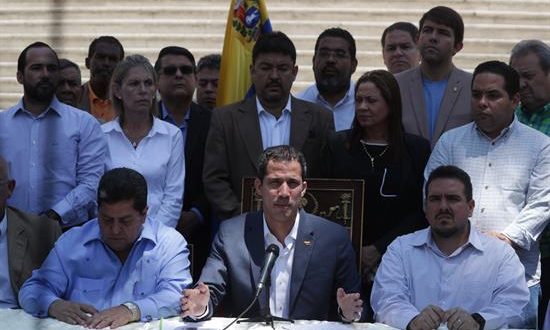 El jefe del Parlamento, Juan Guaidó (c), habla durante una rueda de prensa este domingo en el Palacio Federal Legislativo, sede de la Asamblea Nacional, en Caracas (Venezuela). EFE