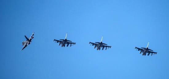 Cazas F-16 estadounidenses sobrevuelan el espacio aéreo de Polonia para aterrizar en la base Táctica 32 en Lask (Polonia). EFE/Archivo