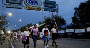 Centenares de escolares venezolanos llegaron este lunes a la ciudad colombiana de Cúcuta para retomar sus clases después de que las autoridades del país vecino habilitaran un paso por el puente fronterizo Francisco de Paula Santander para estudiantes y personas que requieren atención médica.