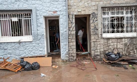 l menos siete personas murieron en la región metropolitana de Sao Paulo, la ciudad más poblada de Brasil, por un fuerte temporal que se registró desde la noche del domingo en la región, informaron este lunes fuentes oficiales.