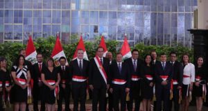 El presidente de Perú, Martín Vizcarra (C), posa junto al nuevo primer ministro, Salvador del Solar (c-i), y los titulares de los demás ministerios durante la ceremonia de toma de juramento, este lunes, en el Palacio de Gobierno, en Lima (Perú). EFE
