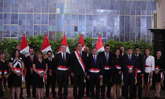 El presidente de Perú, Martín Vizcarra (C), posa junto al nuevo primer ministro, Salvador del Solar (c-i), y los titulares de los demás ministerios durante la ceremonia de toma de juramento, este lunes, en el Palacio de Gobierno, en Lima (Perú). EFE