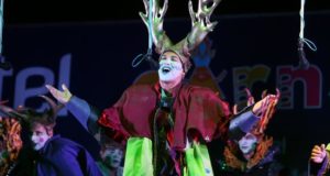 La murga uruguaya La Consecuente actúa durante el festival "Velódromo Solidario" a beneficio de la organización Madres y Familiares de Detenidos Desaparecidos, en Montevideo. EFE