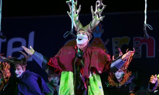 La murga uruguaya La Consecuente actúa durante el festival "Velódromo Solidario" a beneficio de la organización Madres y Familiares de Detenidos Desaparecidos, en Montevideo. EFE