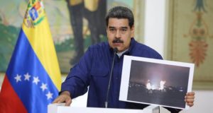 Fotografía cedida por el Palacio de Miraflores donde ve al presidente de Venezuela, Nicolás Maduro, pronunciándose este lunes sobre las fallas eléctricas que afectan al país desde el 7 de marzo de 2019, en Caracas (Venezuela). EFE/PALACIO DE MIRAFLORES