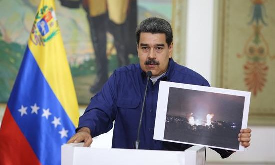 Fotografía cedida por el Palacio de Miraflores donde ve al presidente de Venezuela, Nicolás Maduro, pronunciándose este lunes sobre las fallas eléctricas que afectan al país desde el 7 de marzo de 2019, en Caracas (Venezuela). EFE/PALACIO DE MIRAFLORES