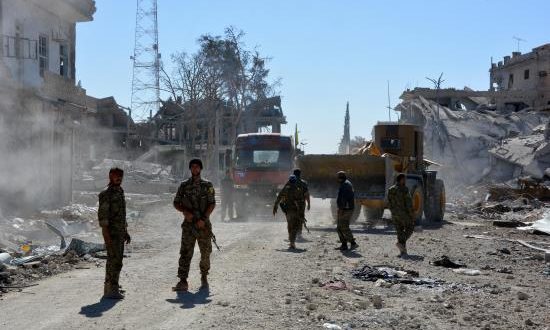 Combatientes de las Fuerzas de Siria Democrática (FSD) tomaban posiciones en la rotonda de Al Naim, en el centro de Al Raqa (Siria). EFE/Archivo