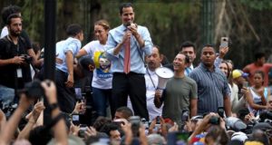 El jefe del Parlamento, Juan Guaidó, reconocido como presidente encargado de Venezuela por una cincuentena de países, dijo este martes que "muy pronto" reclamará la oficina que necesita para "trabajar" en el palacio presidencial de Miraflores, la sede del Ejecutivo