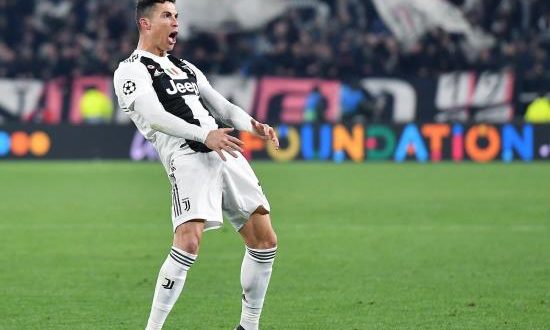 Cristiano Ronaldo de Juventus celebra la victoria y clasificación de su equipo al final del partido de vuelta por los octavos de final de la Liga de Campeones de la UEFA entre Juventus FC y Club Atlético Madrid este martes, en el estadio Allianz, en Turín (Italia). EFE