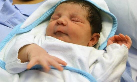 Fotografía que muestra a un recién nacido en 2015, en el hospital de Verge de la Cinta de Tortosa (Tarragona). EFE/Archivo