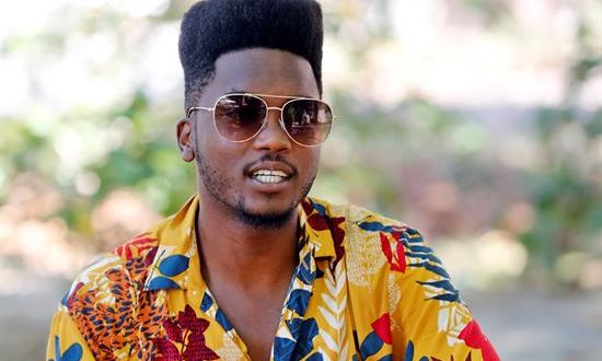 El cantante cubano Erick Iglesias Rodríguez, conocido artísticamente como Cimafunk, conversa con Efe este lunes 11 de marzo de 2019, en La Habana (Cuba). EFE