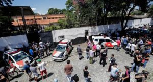 Miembros de la Policía montan guardia en una escuela tras un tiroteo, este miércoles, en la región metropolitana de Sao Paulo (Brasil). EFE