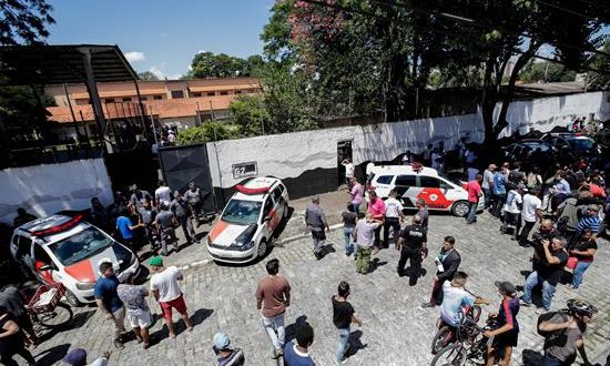 Miembros de la Policía montan guardia en una escuela tras un tiroteo, este miércoles, en la región metropolitana de Sao Paulo (Brasil). EFE