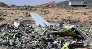 Vista de los restos del fuselaje del avión Boeing 737 MAX 8 de Ethiopian Airlines que se estrelló el domingo 10 de marzo poco después de despegar de Adís Abeba con rumbo a Nairobi, este miércoles, en Bishoftu, Etiopía. EFE