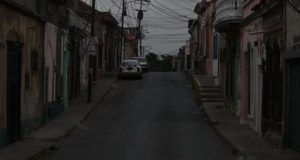 Las fallas eléctricas son constantes en Venezuela, un país sumido en una grave crisis económica pese a su riqueza en recursos naturales y a contar con las mayores reservas probadas de petróleo en el mundo. EFE