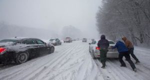Según el Servicio Meteorológico Nacional (NWS) de EEUU, la llamada "Bomba ciclónica", una combinación de baja presión, aire frío y húmedo, nevada y fuertes vientos, ha provocado ráfagas de hasta 130 kilómetros por hora en la zona del Aeropuerto Internacional de Denver (DIA), que es equivalente a un huracán de categoría 3, y obligó a la cancelación de 1.300 vuelos. EFE/Archivo