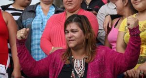 Librada Maciel, dirigente del Sindicato de Trabajadoras Domésticas de Paraguay (Sintradespy), levanta los brazos como símbolo de victoria hoy, jueves en la escalinata del Congreso Paraguayo, en Asunción. EFE