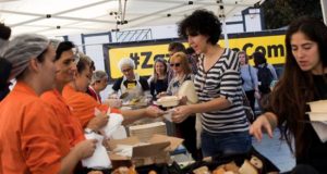 Al parecer, el desarrollo de nuevas dietas y formas de nutrición provocaron alteraciones en la mandíbula y en la forma de morder de los humanos, lo que permitió que pronunciáramos nuevos sonidos, como "f" y "v", que están presentes en gran parte de las lenguas habladas hoy en día. EFE/Archivo